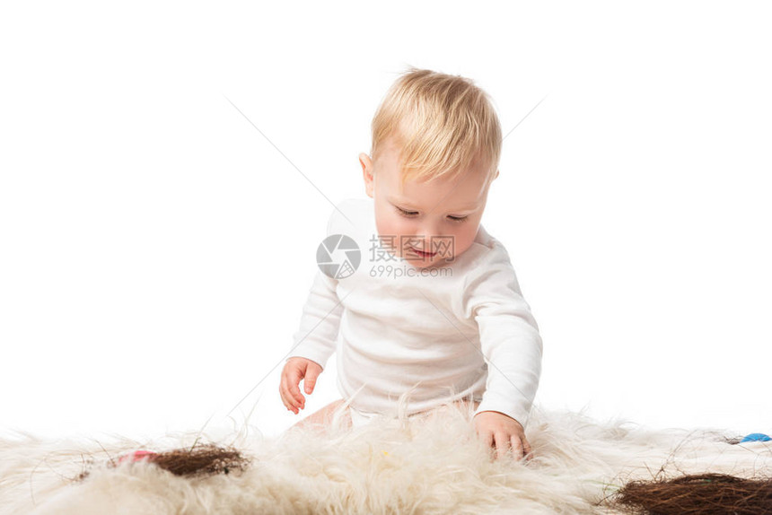 孩子俯视着坐在毛皮上与图片