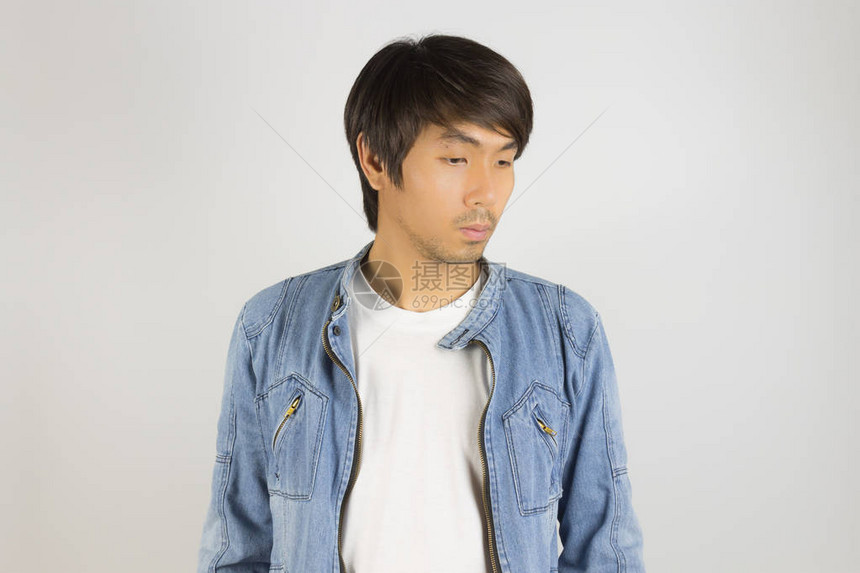 让杰克特JeansJacket或丹尼姆杰克特DenimJacket的亚裔青图片