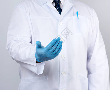 身穿白色外套纽扣和蓝色乳胶手套的医生向前伸出手图片