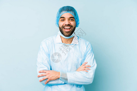 年轻的外科医生拉丁男子孤立了年轻笑图片