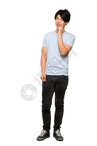一个身穿蓝色衬衫的亚洲男子在孤立的白色背景上抬头思考一个想图片