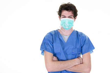 身戴防护面罩的年轻男医生护士的肖像图片