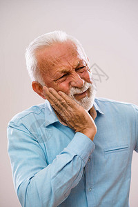 牙痛的老人的画像图片