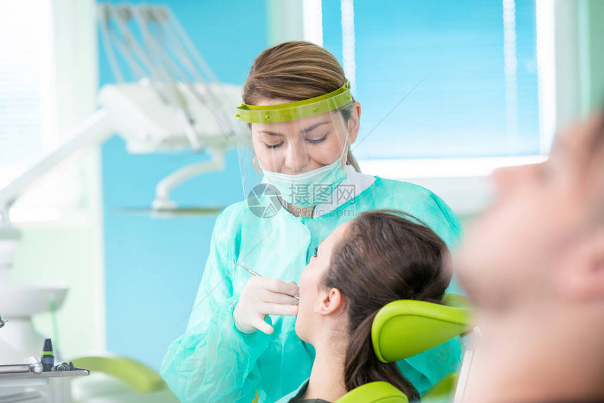 女牙医和在牙科办公室图片