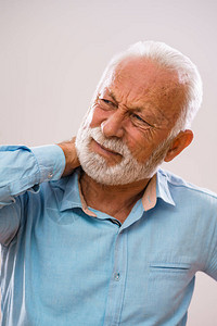 颈部疼痛的老人的画像图片
