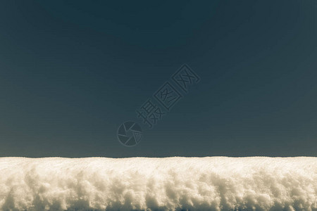 一层厚的雪覆盖在清澈的蓝天上图片