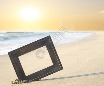 日落沙滩上的相框图片