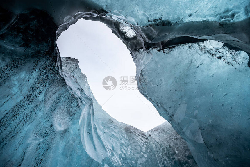 在冰岛的一个冰川洞内图片