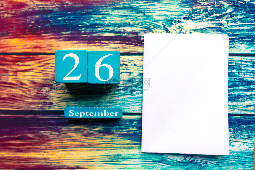 9月26日木制日历和木制背景白模型图片