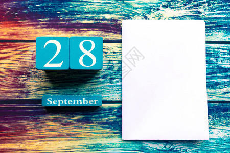 月28日木制手工日历和木制背景上的图片