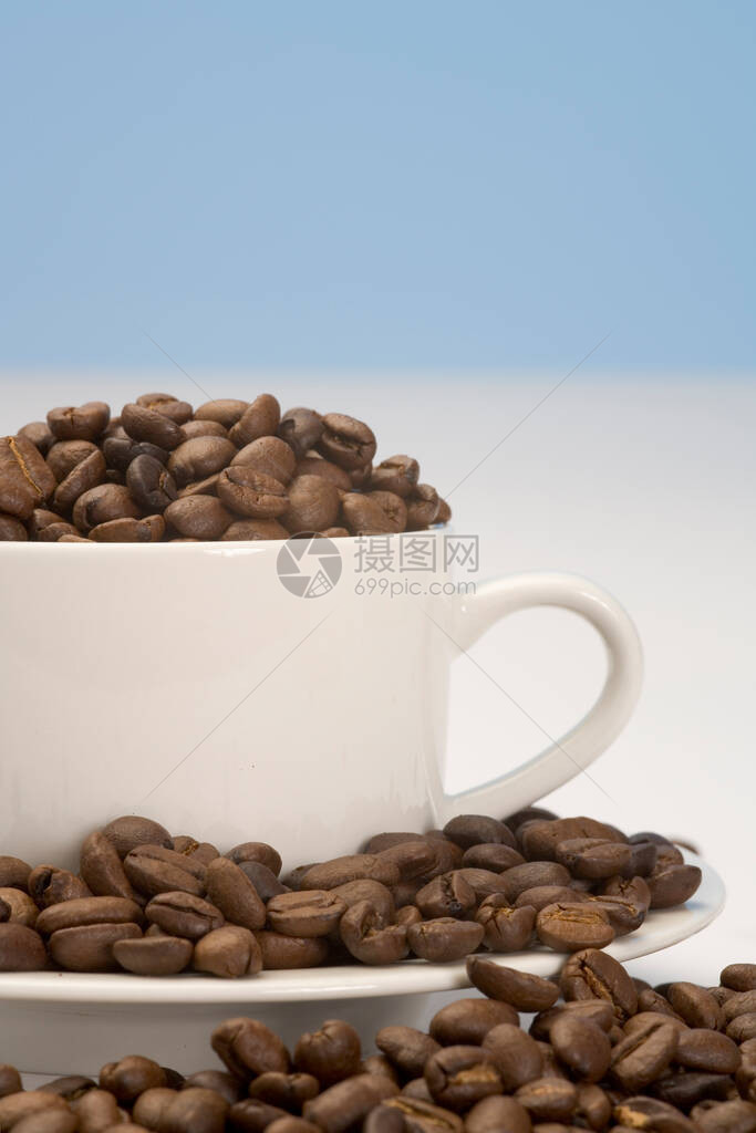 白咖啡杯中的咖啡豆和普图片