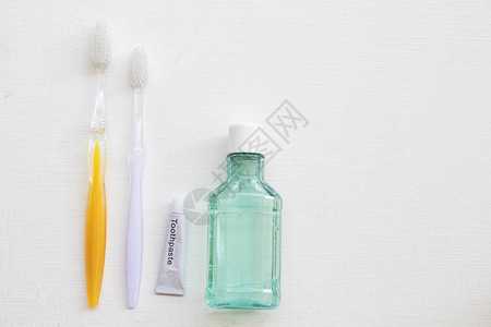 牙刷牙膏和漱口水保健口腔布置平躺式背景白色图片