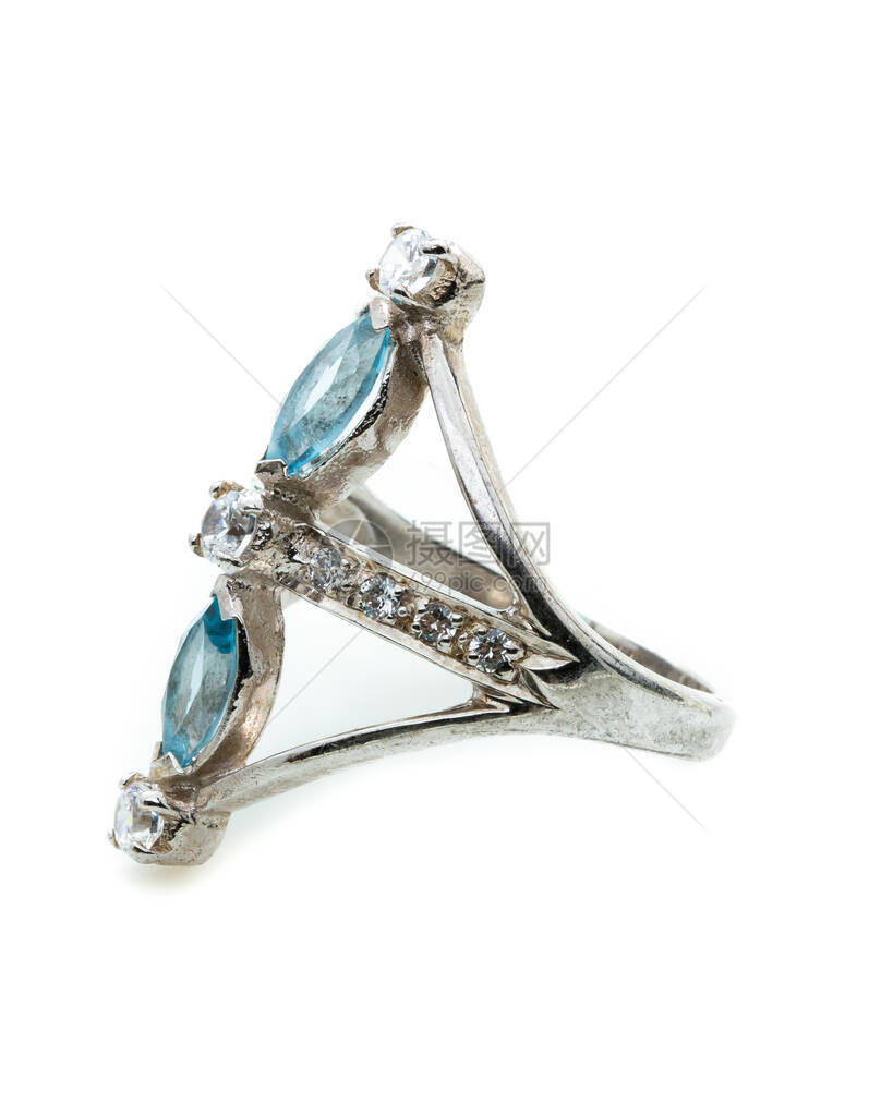 白色背景上的蓝宝石戒指图片
