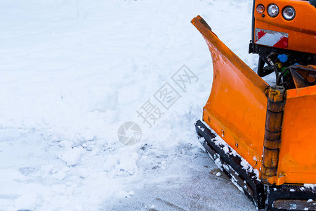 橙色吹雪者除去雪冬季雪图片