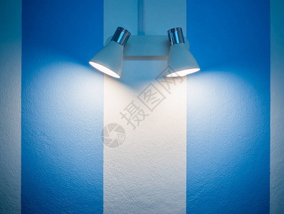 白色和蓝色条纹墙背景的壁灯图片