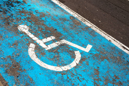 停车场残疾人或残疾人停车位道路上绘制的残图片
