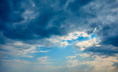 白云和风暴云的天空以抽象自图片