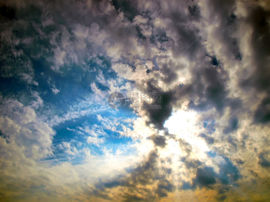 乌云密布的天空背景图片