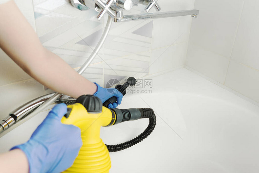用蒸汽发生器清洁白色浴室图片