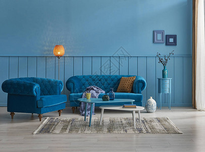 蓝色沙发和墙的概念室内装饰用橙色灯图片