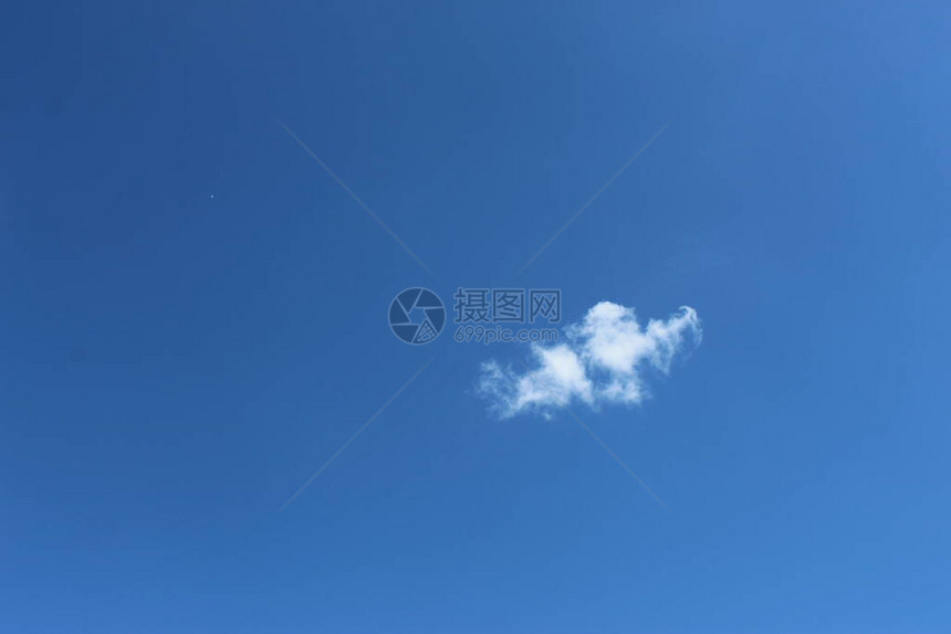 白天清澈蓝天中的小白云自然背景图片