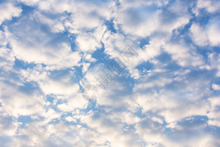 蓝天与蓬松的白云纹理图片