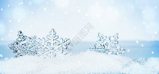 三片雪花在雪地里冬季贺卡图片