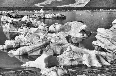 冰雪漂浮在水面上冬天在Jokulsarlon冰图片