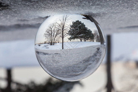 冬日透过玻璃球拍下雪景图片