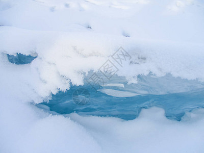 Baikal湖冰雪的图片