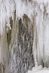 在冬天季节的冻瀑布图片
