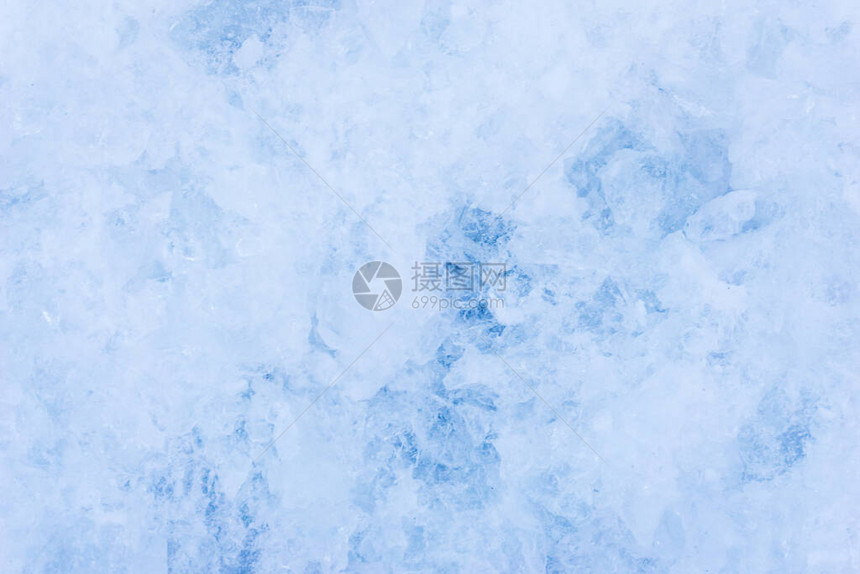 具有雪背景纹理的碎冰图片