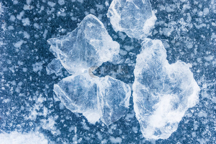 冰背景纹理上的透明冰块冰冻的水图片