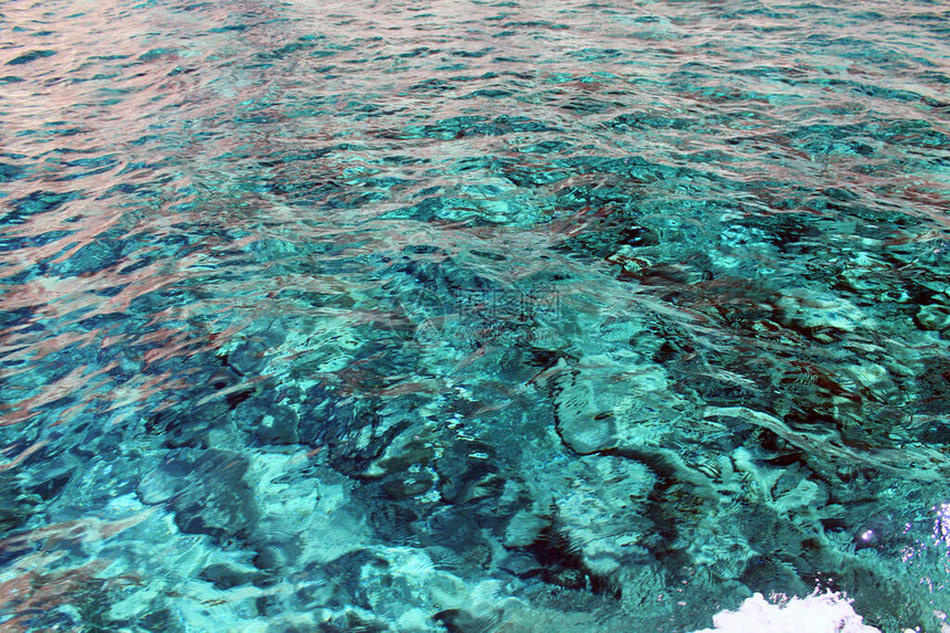 希腊水晶般清澈的青色海水图片