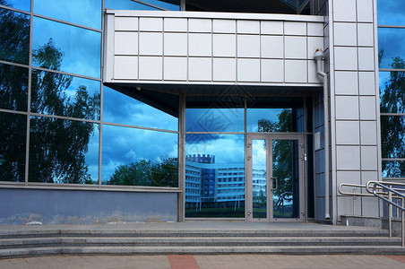 现代建筑入口的封闭玻璃门图片