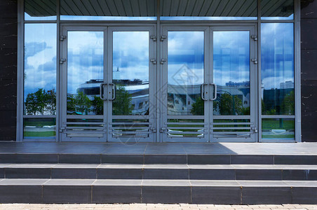 现代建筑入口的玻璃门图片