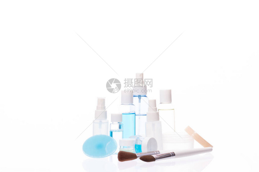一套专业的美容产品乳霜凝胶和白色背景上的液体图片