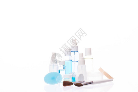 一套专业的美容产品乳霜凝胶和白色背景上的液体图片