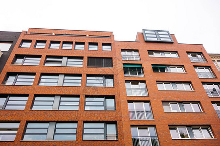 红色外墙砖公寓大楼图片