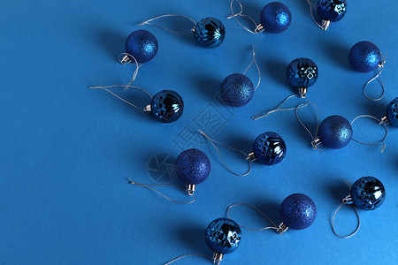 抽象的蓝色背景蓝色圣诞球躺在蓝色的背景上玩具排成一图片