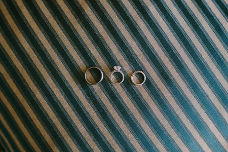 白金结婚戒指和新娘订婚戒指图片