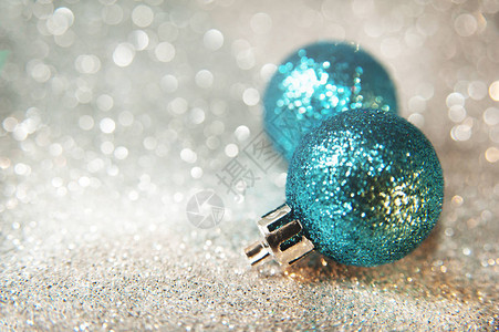 银光亮背景上的蓝色闪亮圣诞球新年图片
