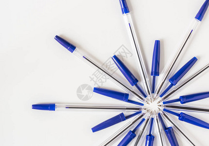 带有蓝盖的透明球点圆笔是白色背景花朵形图片