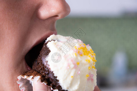 女嘴咬着蛋糕蛋糕特写图片