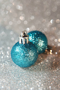 银光亮背景上的蓝色闪亮圣诞球新年图片