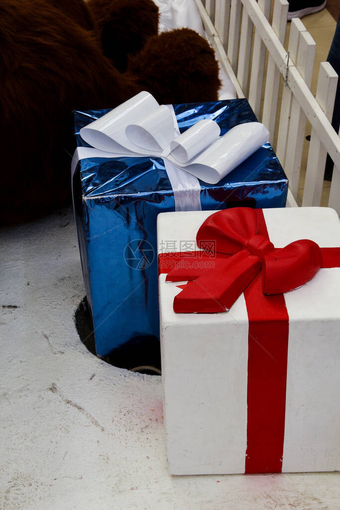 两件白色和蓝色包装的礼物恭喜你节图片