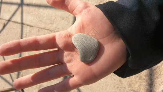 人手中的心形石头爱情观神奇的天然心石图片