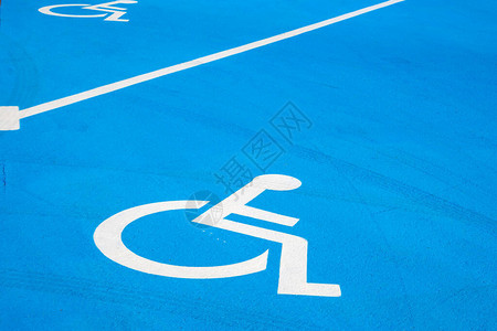 波兰街上的残疾人停车标志轮椅徽标图片