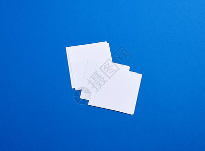 蓝色背景上的空白小平方页纸Mockup模板背景图片