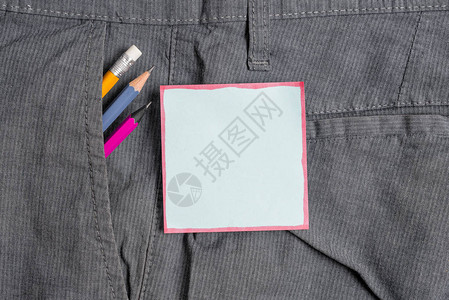 男子工作裤口袋内写作设备和图片